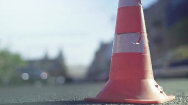 Trafik: polis konisi yolda. Kaza yeri. Aktarım.