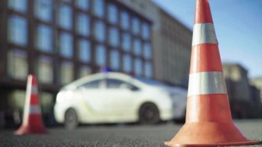Trafik: polis konisi yolda. Kaza yeri. Aktarım.