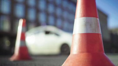 Trafik: polis konisi yolda. Kaza yeri. Aktarım.