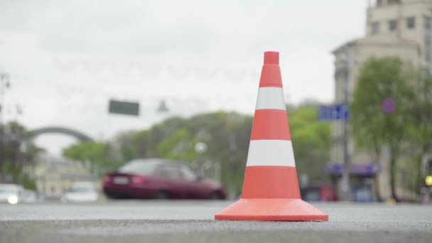 Trânsito rodoviário: cone de polícia na estrada. Local do acidente. Transportes . — Vídeo de Stock