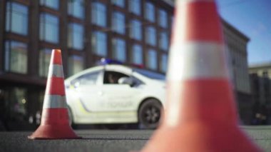 Trafik: polis konisi yolda. Kaza yeri. Aktarım.