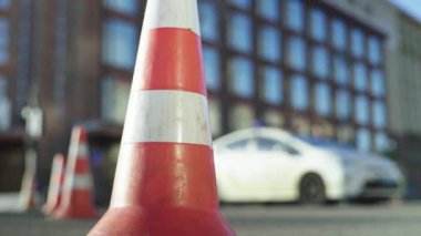 Trafik: polis konisi yolda. Kaza yeri. Aktarım.