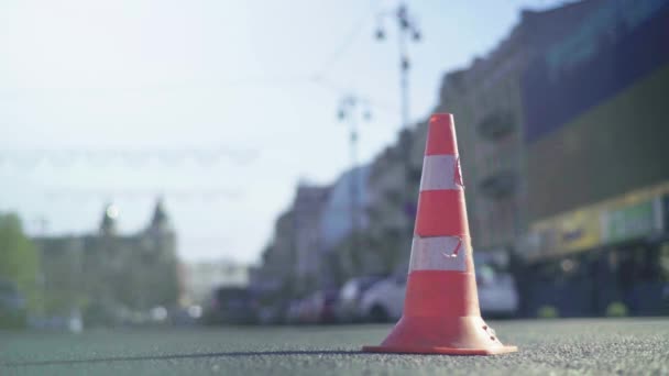 Trânsito rodoviário: cone de polícia na estrada. Local do acidente. Transportes . — Vídeo de Stock