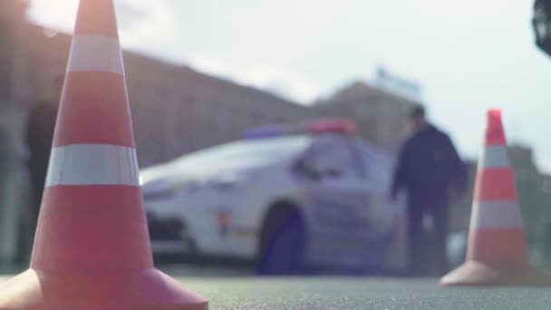 Tieliikenne: Poliisi kartio tiellä. Onnettomuuspaikka. Liikenne. — kuvapankkivideo