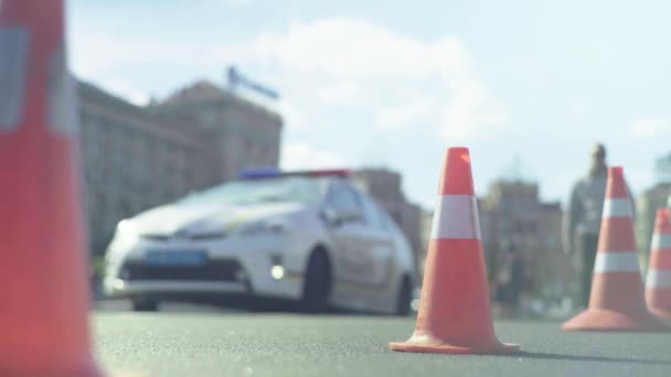 Trânsito rodoviário: cone de polícia na estrada. Local do acidente. Transportes . — Vídeo de Stock