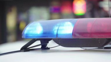 Polis teşhircisi devriye arabasının çatısında yanıp sönüyor.