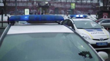 Polis teşhircisi devriye arabasının çatısında yanıp sönüyor.