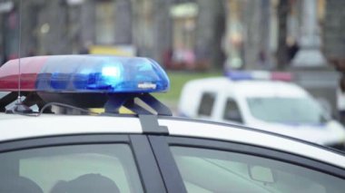 Polis teşhircisi devriye arabasının çatısında yanıp sönüyor.