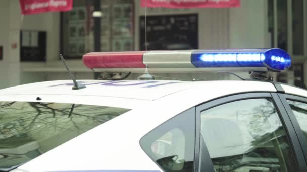 Поліцейський блимає на даху патрульної машини — стокове відео