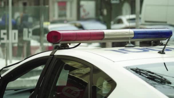 Rendőrségi villantás a járőrkocsi tetején. — Stock videók