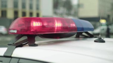 Polis teşhircisi devriye arabasının çatısında yanıp sönüyor.