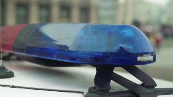 Вспышка полицейской вспышки на крыше патрульной машины — стоковое видео