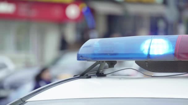 Politie flitser knippert op het dak van de patrouillewagen — Stockvideo