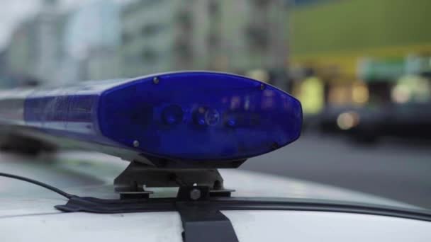 Поліцейський блимає на даху патрульної машини — стокове відео