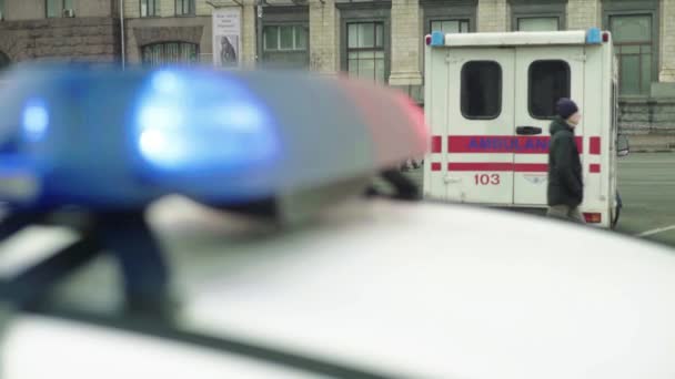 Polícia pisca piscar no telhado do carro de patrulha — Vídeo de Stock