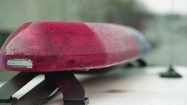 Polis teşhircisi devriye arabasının çatısında yanıp sönüyor.