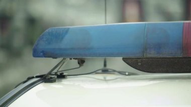 Polis teşhircisi devriye arabasının çatısında yanıp sönüyor.