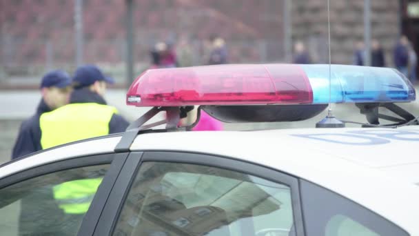 Lampeggiante polizia lampeggiante sul tetto della pattuglia auto — Video Stock