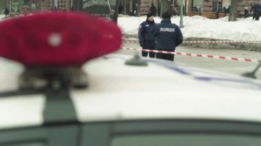 Kyiv. Ukrayna: Devriye arabasının çatısında polis teşhircisi parlıyor