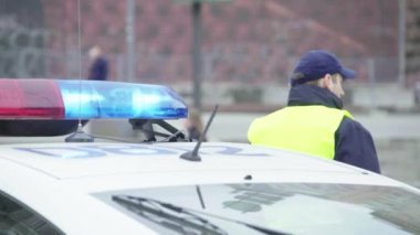 Kyiv. Ukrayna: Devriye arabasının çatısında polis teşhircisi parlıyor