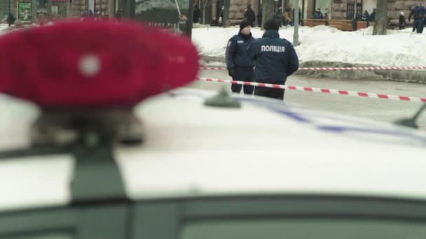 Kiev. Oekraïne: Politie flitser knippert op het dak van de patrouillewagen — Stockvideo