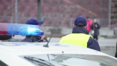 Kyiv. Ukrayna: Devriye arabasının çatısında polis teşhircisi parlıyor