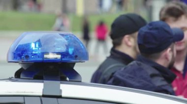Kyiv. Ukrayna: Devriye arabasının çatısında polis teşhircisi parlıyor