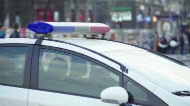 Kyiv. Ukrayna: Devriye arabasının çatısında polis teşhircisi parlıyor