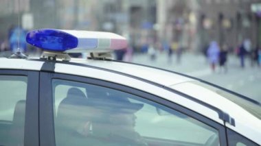 Kyiv. Ukrayna: Devriye arabasının çatısında polis teşhircisi parlıyor