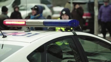 Kyiv. Ukrayna: Devriye arabasının çatısında polis teşhircisi parlıyor