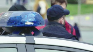 Kyiv. Ukrayna: Devriye arabasının çatısında polis teşhircisi parlıyor
