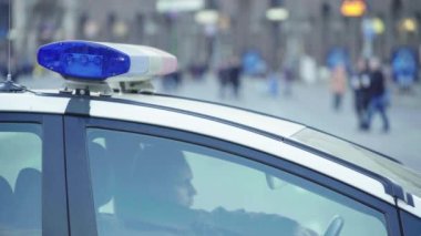 Kyiv. Ukrayna: Devriye arabasının çatısında polis teşhircisi parlıyor