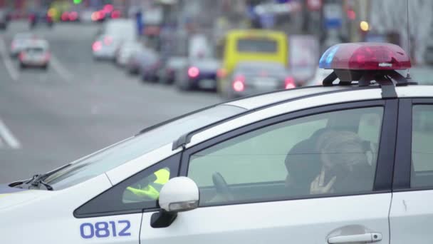 Kiev. Ucrania: parpadeo de la policía en el techo del coche patrulla — Vídeos de Stock