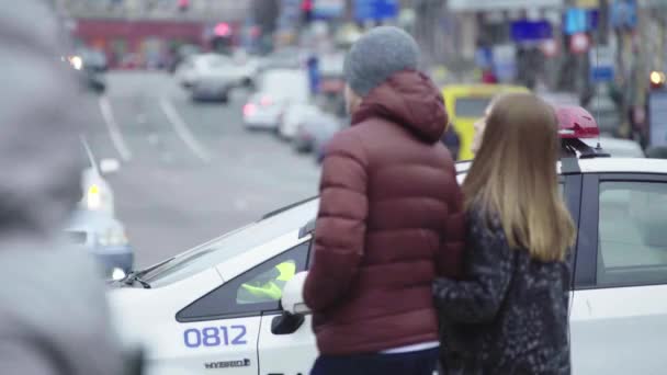 Kiev. Ukraina: Polisen blottare blinkar på taket av polisbilen — Stockvideo