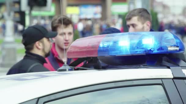 Kiev. Ucrania: parpadeo de la policía en el techo del coche patrulla — Vídeo de stock