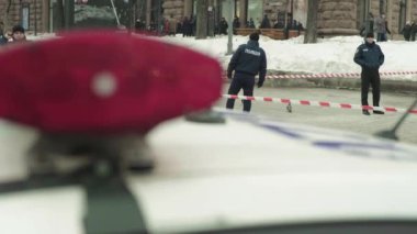 Kyiv. Ukrayna: Devriye arabasının çatısında polis teşhircisi parlıyor
