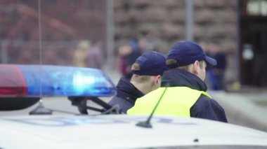 Kyiv. Ukrayna: Devriye arabasının çatısında polis teşhircisi parlıyor