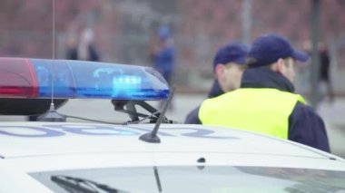 Kyiv. Ukrayna: Devriye arabasının çatısında polis teşhircisi parlıyor