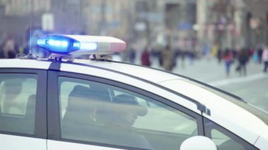 Kyiv. Ukrayna: Devriye arabasının çatısında polis teşhircisi parlıyor