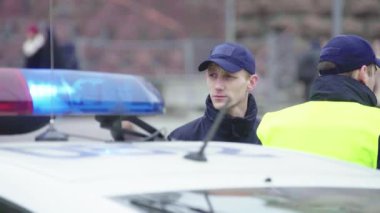 Kyiv. Ukrayna: Devriye arabasının çatısında polis teşhircisi parlıyor