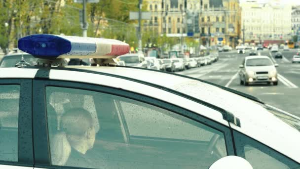 Київ. Україна: на даху патрульної машини спалахує поліцейський сигналізатор. — стокове відео
