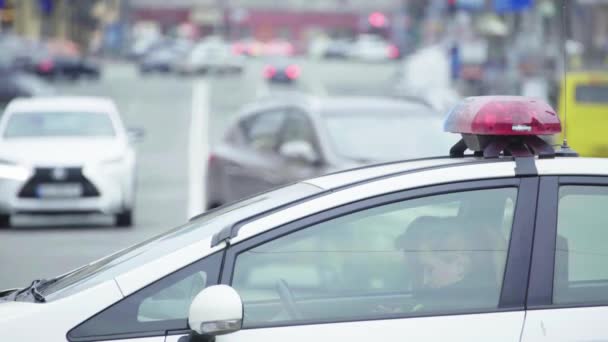 Kyiv. Ukraine: Police flasher flashing on the roof of the patrol car — Stock Video