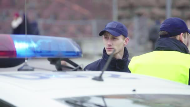 Kiev. Ucrania: parpadeo de la policía en el techo del coche patrulla — Vídeo de stock