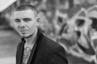 Ceketli bir zorbanın portresi. Siyah beyaz fotoğraf