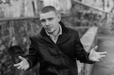 Siyah deri ceketli zorba suçlu. Siyah beyaz fotoğraf