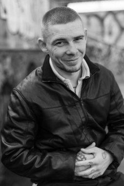 Siyah deri ceketli zorba suçlu. Siyah beyaz fotoğraf