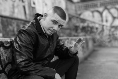 Siyah deri ceketli zorba suçlu. Siyah beyaz fotoğraf