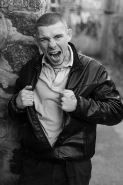 Siyah deri ceketli zorba suçlu. Siyah beyaz fotoğraf