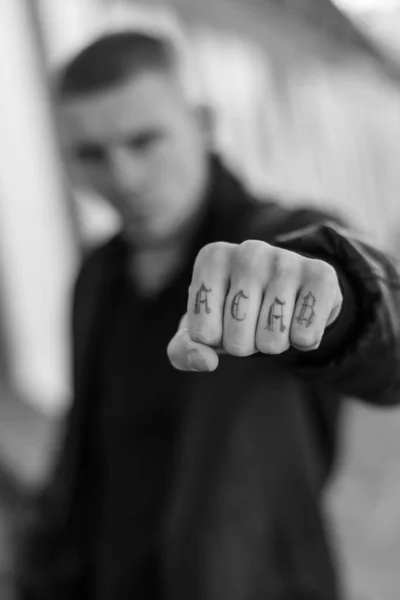 Tatuaje de ACAB en el brazo de un matón. Foto en blanco y negro —  Fotos de Stock