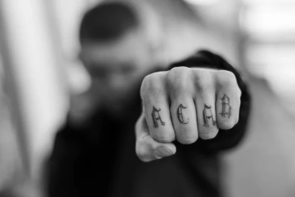 Tatuaje de ACAB en el brazo de un matón. Foto en blanco y negro — Foto de Stock